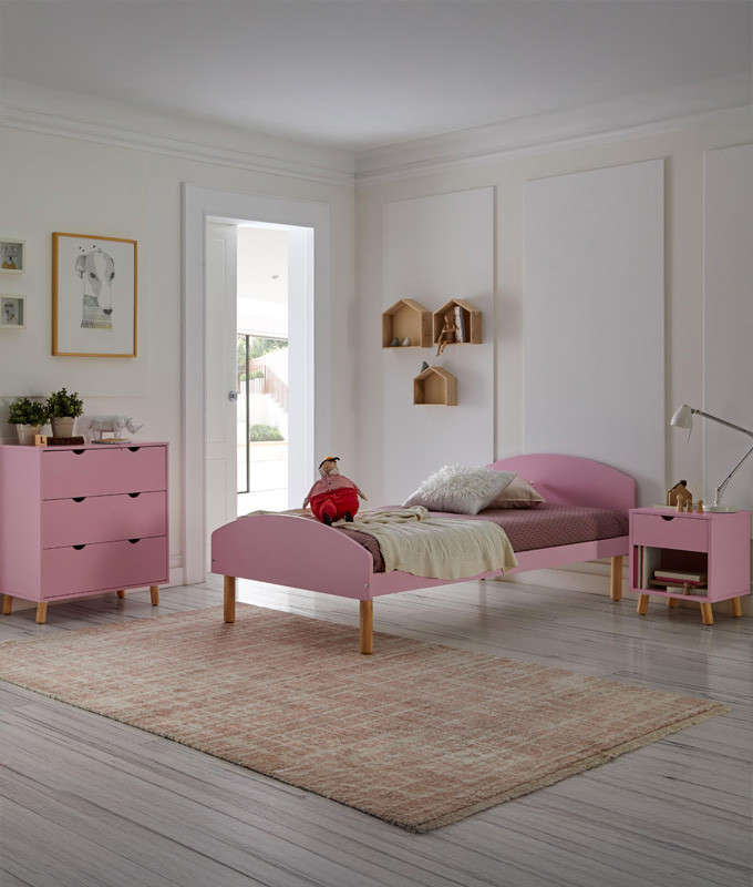 Dormitorio Juvenil fabricado en madera de pino con cama individual, mesita y cómoda Ref TA10