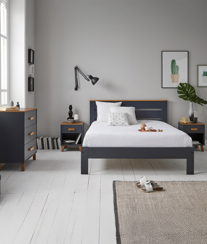 Dormitorio Juvenil fabricado en madera de pino con cama matrimonial, mesitas y cómoda Ref TA05