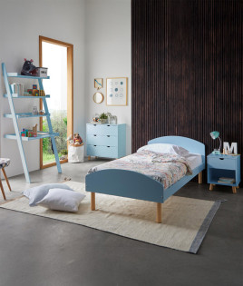 Dormitorio Juvenil fabricado en madera de pino con cama individual, mesita, cómoda y estantería Ref TA12