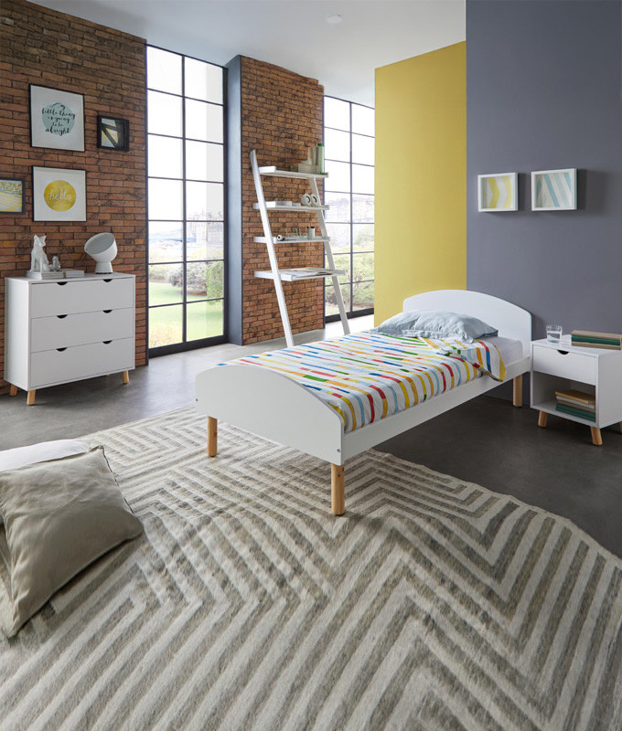 Dormitorio Juvenil fabricado en madera de pino con cama individual, mesita, cómoda y estantería Ref TA11