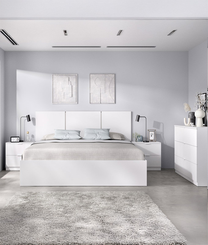 Dormitorio matrimonial con cama, mesitas y cómoda Ref YK41