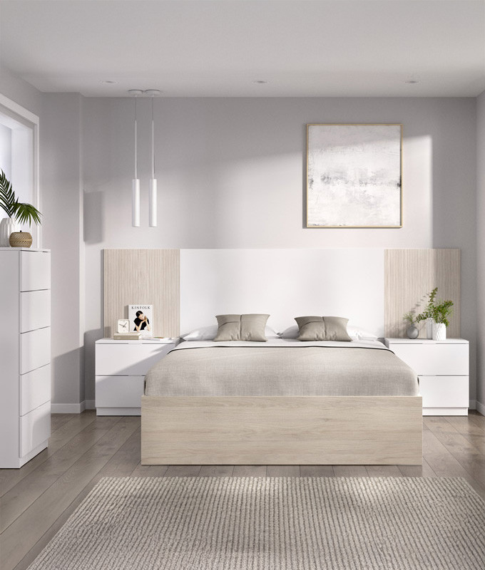 Dormitorio con cama matrimonial con mesitas y cómoda Ref YK57