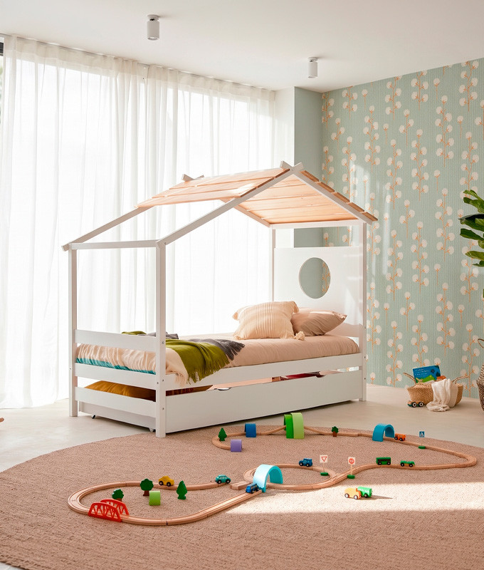 Cama infantil con forma de casa fabricada en madera de pino Ref TA04