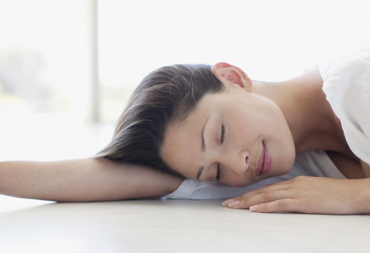 Dormir en el suelo. Beneficios y perjuicios 